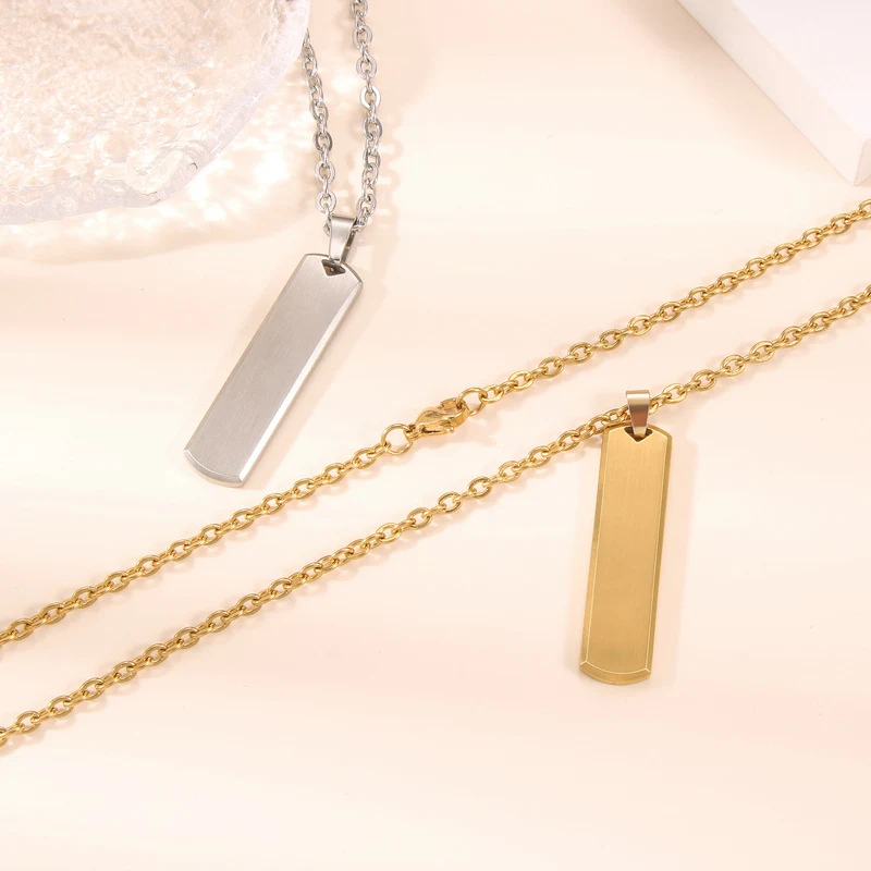 Colar com placa de nome em aço inoxidável. Um acessório simples e elegante para personalizar seu estilo ou presentear alguém especial. — foto 14