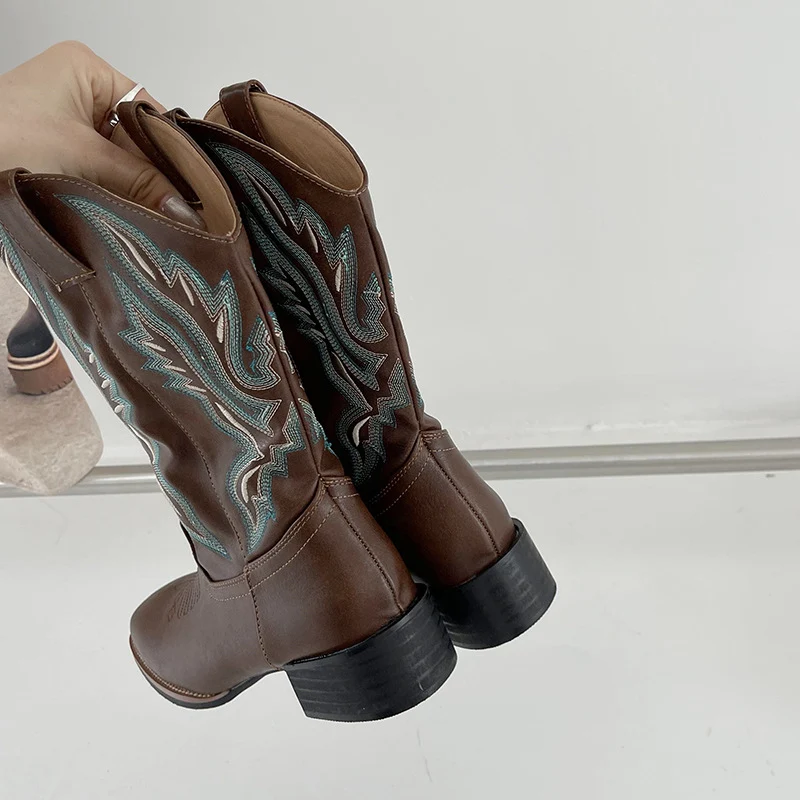 Botas Martin bordadas de cano médio femininas — foto 5
