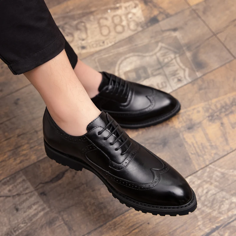 Sapatos de couro pequenos masculinos para ternos de negócios britânicos, estilo Bullock branco, elegância e conforto para o homem moderno. — foto 8