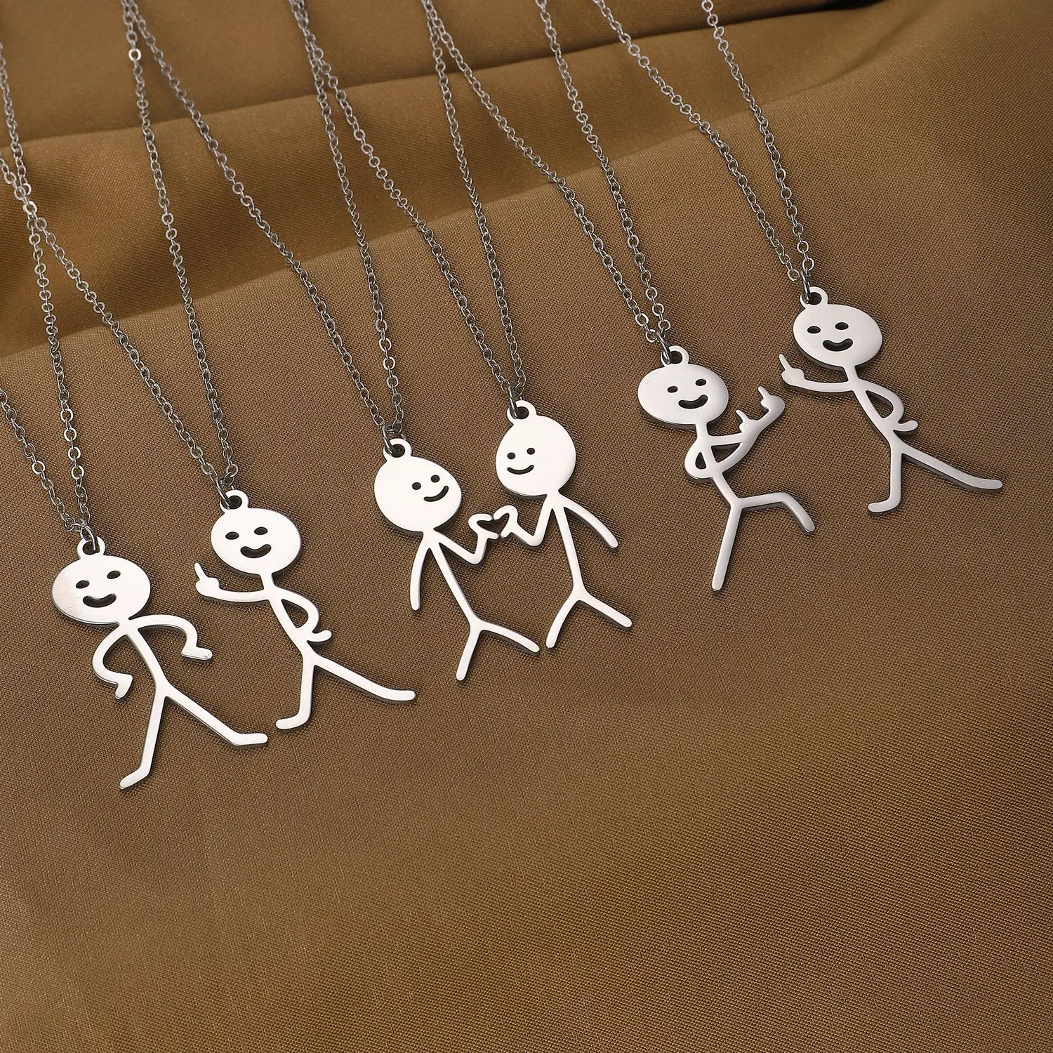 Title 6, Colar com pingente de boneco de palito de desen...