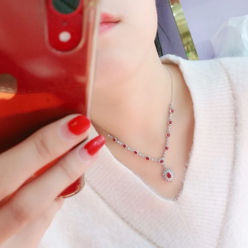 Colar curto de moda luxuoso com simulação de rubi e diamantes completos, ideal para adicionar sofisticação e glamour. — foto 1