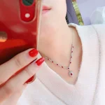 Colar curto de moda luxuoso com simulação de rubi e diamantes completos, ideal para adicionar sofisticação e glamour. — foto 1
