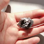 Anel de gema negra com design de morcego, um acessório gótico feminino elegante e único, perfeito para um visual marcante. — foto 1