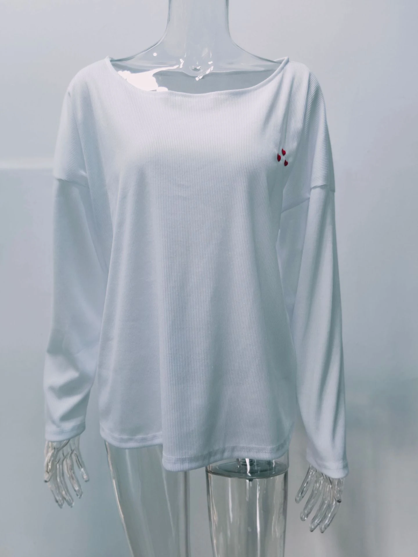 Title 6, Camiseta de manga comprida com bordado de amor ...