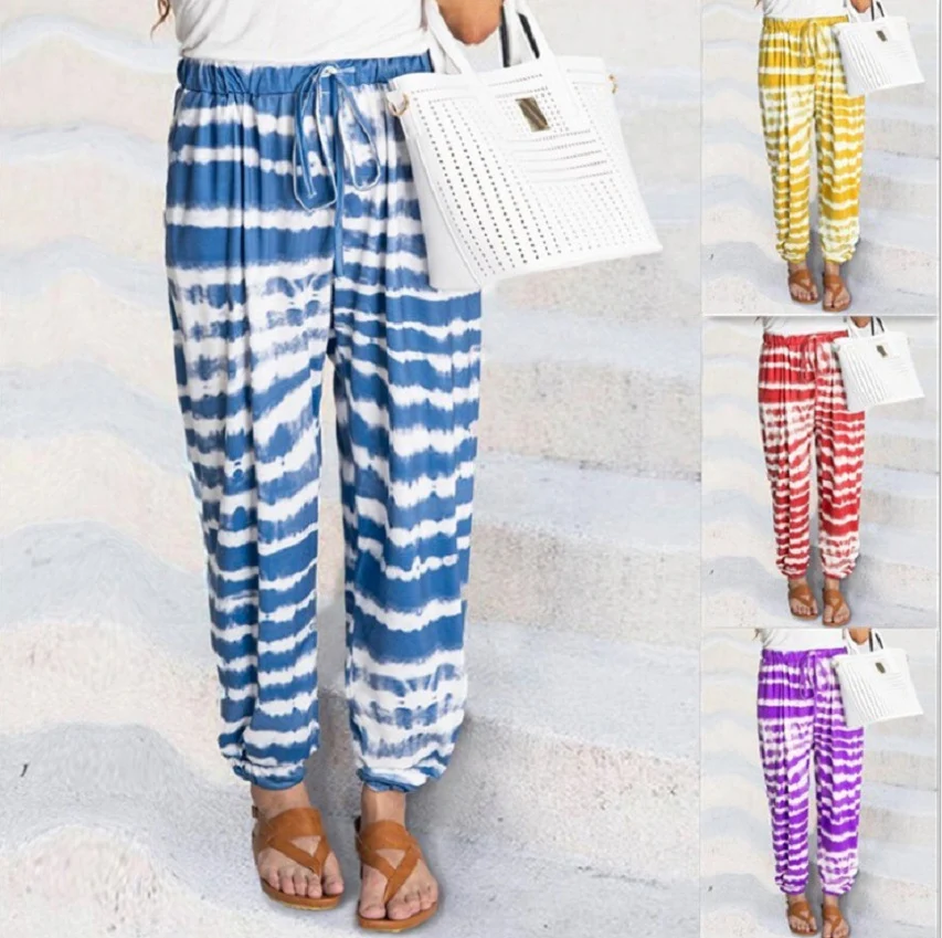 Calças casuais com estampa tie-dye listrada e gradiente, oferecendo conforto e estilo descontraído para diversas ocasiões. Ideal para um visual moderno. — foto 5