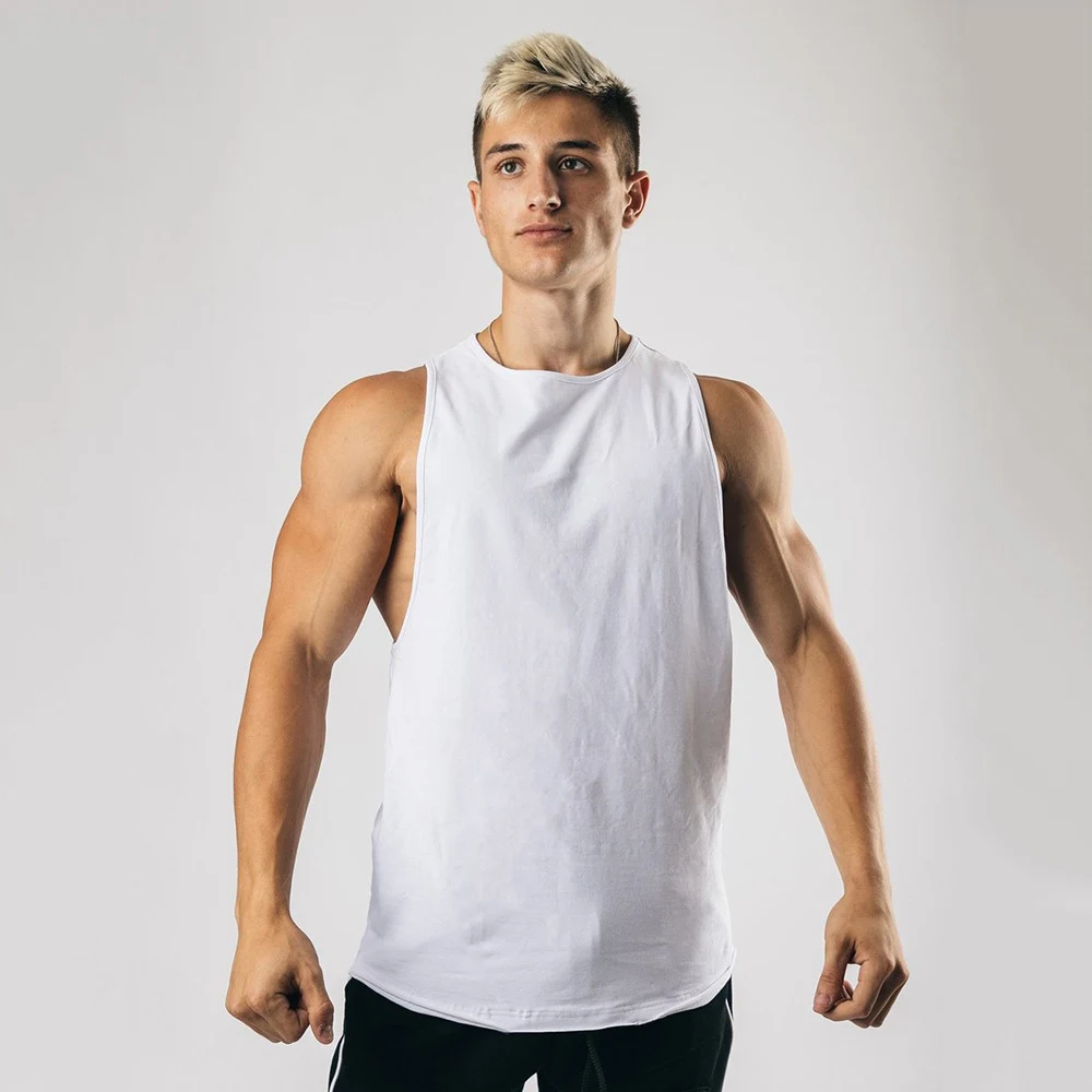 Męska oddychająca kamizelka do fitnessu o smukłym kroju. Zapewnia komfort i swobodę ruchów podczas treningu. Idealna na siłownię i aktywność. — zdjęcie 3