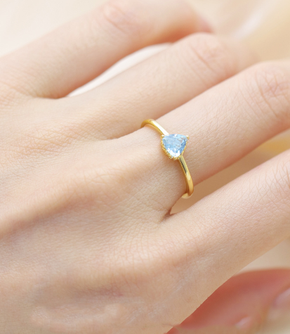 Anel ajustável de prata 925 com topázio azul céu triangular, perfeito para um toque de sofisticação e estilo. — foto 3