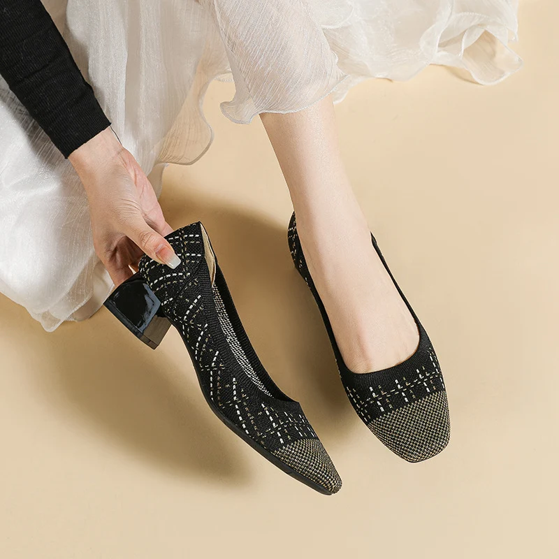 Sapatos de princesa em seda dourada com salto grosso e salto médio, estilo clássico com blocos de cores, bico quadrado e tecido voador. — foto 11