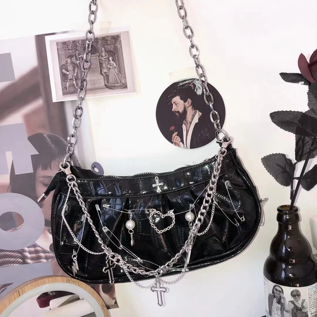 Title 2, Bolsa crossbody Retro Gótica de couro enverniza...