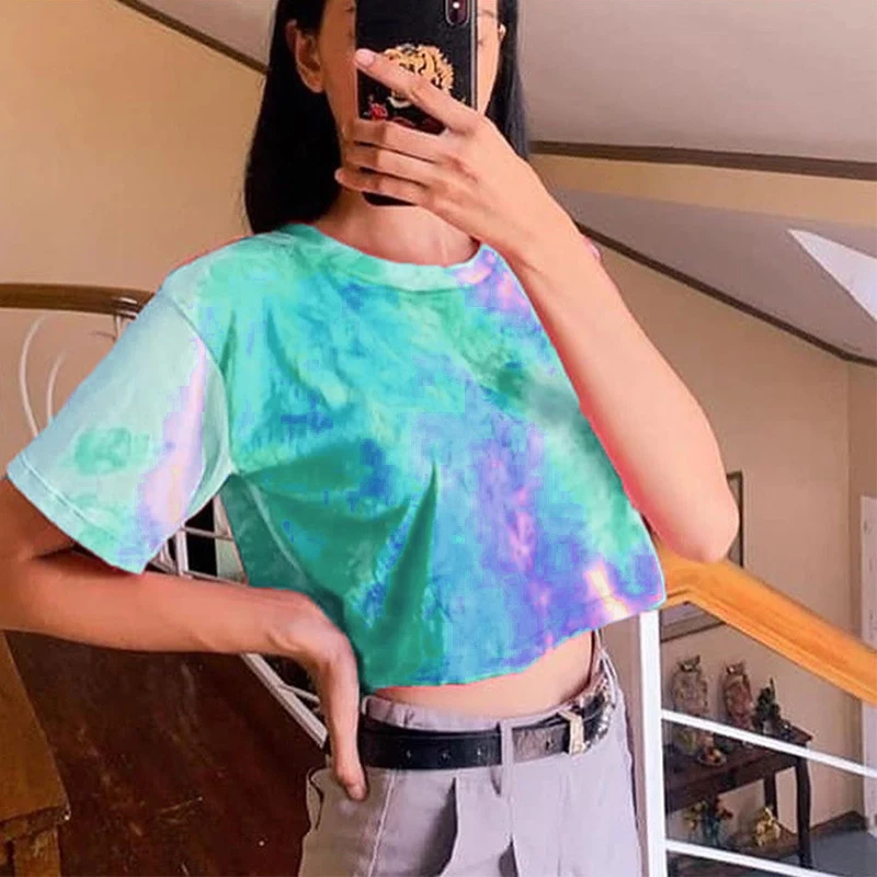 Camiseta feminina curta com gola redonda, perfeita para um visual casual e estiloso. Conforto e versatilidade para o dia a dia. — foto 1