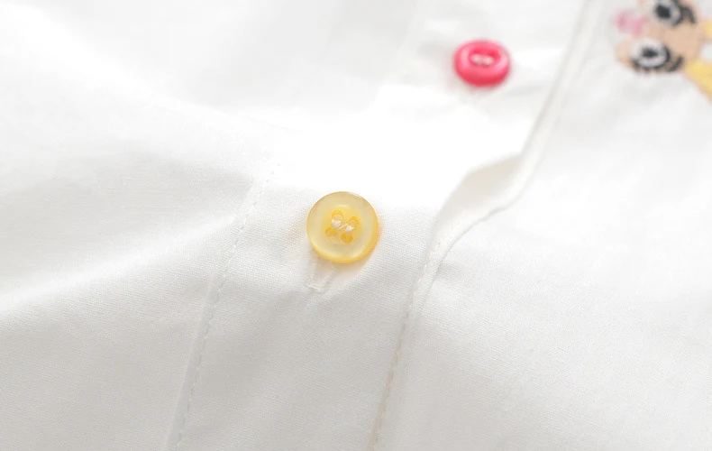 Camicia da donna con ravanello con coniglio ricamato con abbottonatura — foto 5