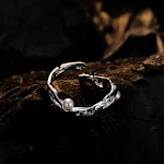 Anel vazado em prata esterlina para mulheres, design simples e versátil. Jóia elegante, ideal para uso diário, combina com qualquer look, ajustável e com brilho sutil. — foto 4