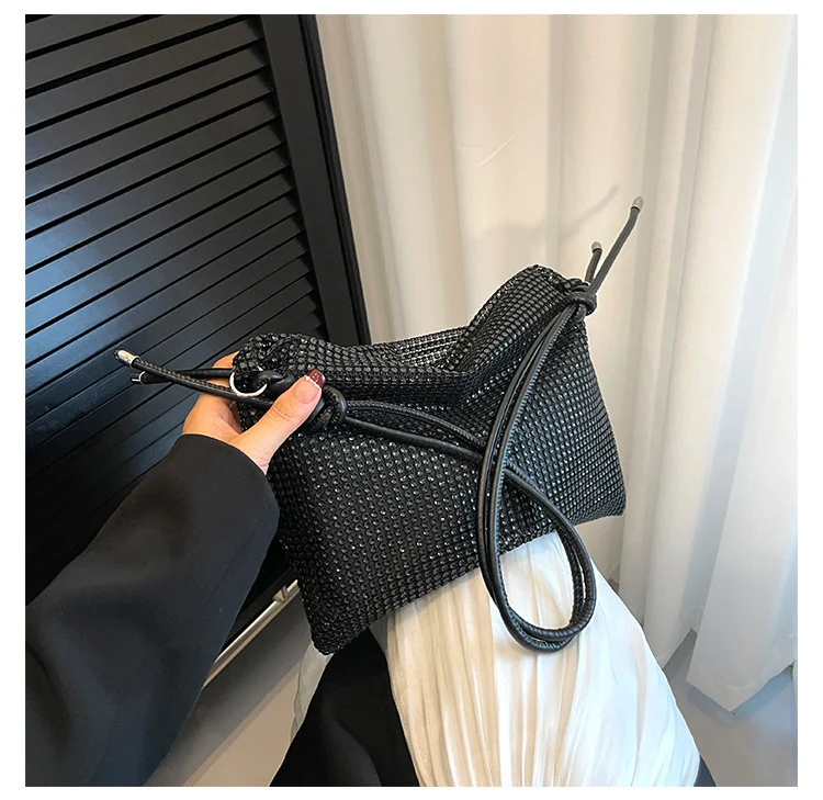 Bolsa feminina xadrez grande com alça única de ombro, estilo underarm, com alta capacidade, ideal para uso diário e elegante. — foto 4