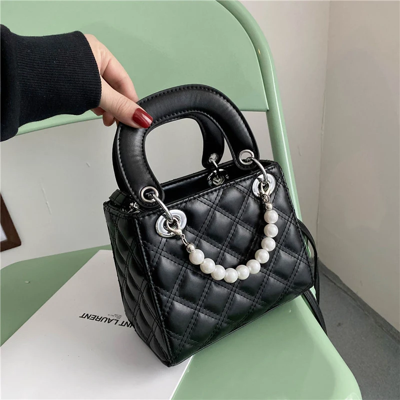 Bolsa Transversal Versátil com Design de Diamantes de Fadas Acolchoada Perfeita para Todas as Ocasiões. Elegância e Praticidade em um só acessório. — foto 3