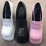 Quadratische, klobige High Heels mit Doppelplateau bieten einen mutigen Look und langanhaltenden Komfort den ganzen Tag. — foto 6