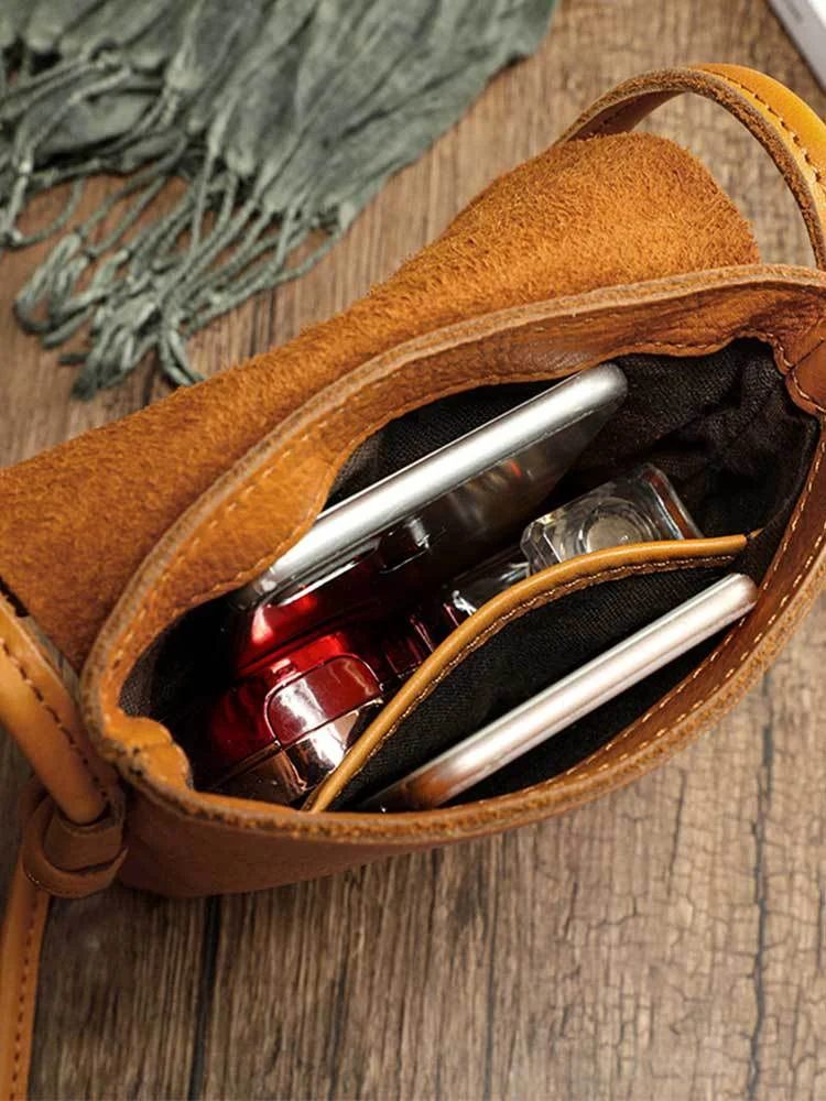 Bolsa pequena vertical de couro genuíno com design esqueleto, minimalista e charmosa, perfeita para transportar itens essenciais com estilo e segurança. — foto 7
