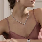 Colar completo em V com diamantes, para festas noturnas versátil, zircônia. Brilho e estilo para arrasar na balada. — foto 6