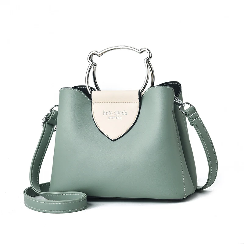Bolsa de ombro casual com contraste de cor, simples e moderna. Ideal para o dia a dia, leve e com design que combina com diversas ocasiões. — foto 6