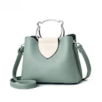 Bolsa de ombro casual com contraste de cor, simples e moderna. Ideal para o dia a dia, leve e com design que combina com diversas ocasiões. — foto 6