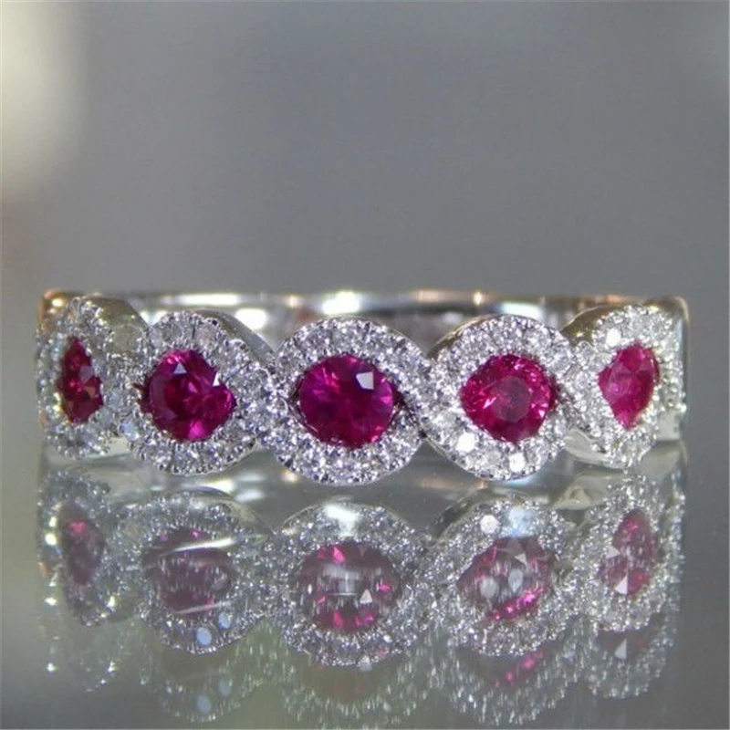Anel de noivado com rubi micro-cravado estilo europeu. Faixa com zircônia verde para a avó. Joia sofisticada para celebrar o amor. — foto 2