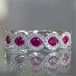 Anel de noivado com rubi micro-cravado estilo europeu. Faixa com zircônia verde para a avó. Joia sofisticada para celebrar o amor. — foto 2