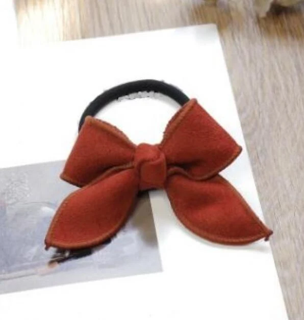 Pure kleur stoffen haarband met vlinderstrik, suède look, een stijlvolle en zachte haaraccessoire voor dames. — foto 1