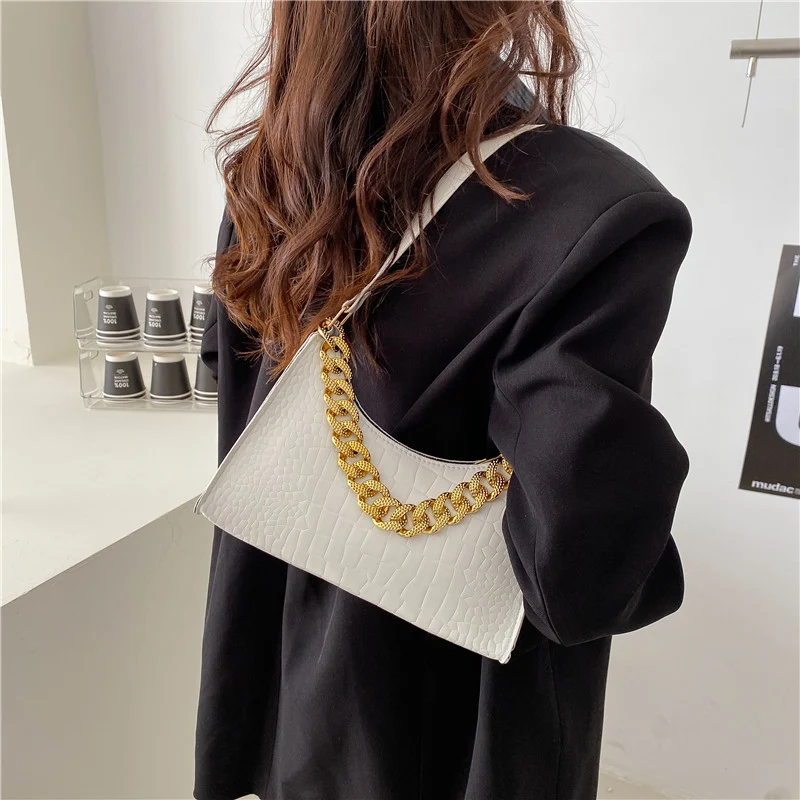 Bolsa de ombro feminina com personalidade fashion simples. Perfeita para o dia a dia, combina estilo e praticidade. Um acessório essencial e charmoso. — foto 7