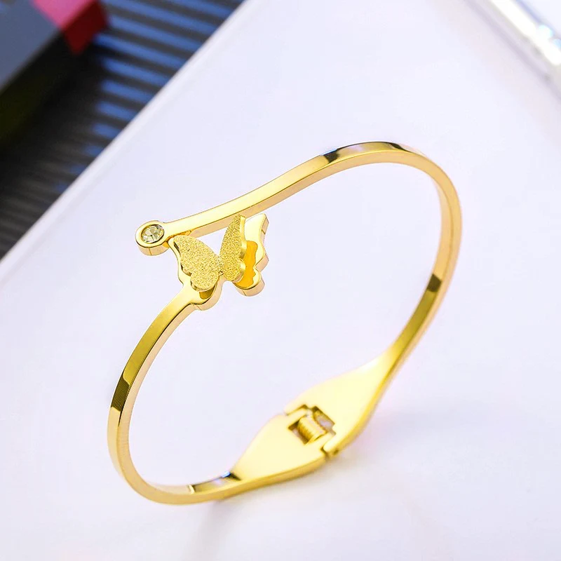 Pulseira feminina simples de borboleta em aço titânio rose gold, leve e elegante, ideal para uso diário, adiciona um toque de charme. — foto 14