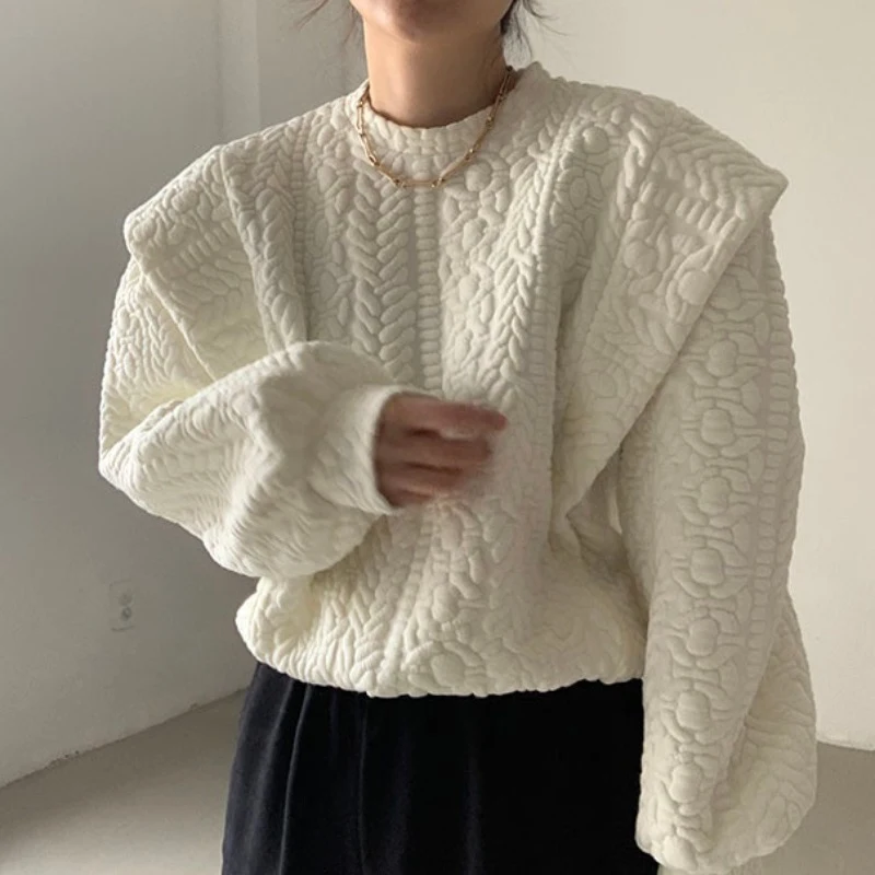 Suéter feminino de manga longa com gola redonda, ponto solto texturizado. Perfeito para looks casuais e confortáveis, ideal para o outono e inverno. — foto 2