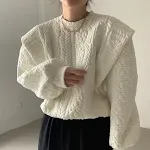 Suéter feminino de manga longa com gola redonda, ponto solto texturizado. Perfeito para looks casuais e confortáveis, ideal para o outono e inverno. — foto 2