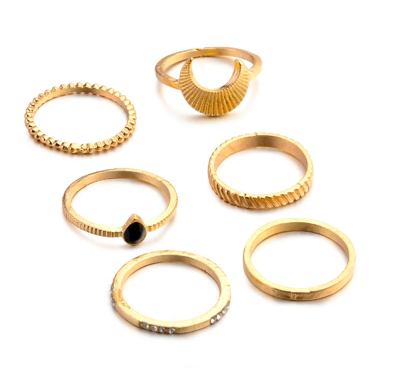 Anel de moda com articulação fina em forma de gota lunar. Design elegante e moderno para um toque sofisticado em seu visual. — foto 1