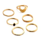 Anel de moda com articulação fina em forma de gota lunar. Design elegante e moderno para um toque sofisticado em seu visual. — foto 1