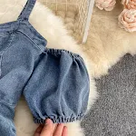 Saia suspensório jeans curta e slim para mulheres no verão, com pregas charmosas e caimento perfeito, realçando a silhueta. — foto 9