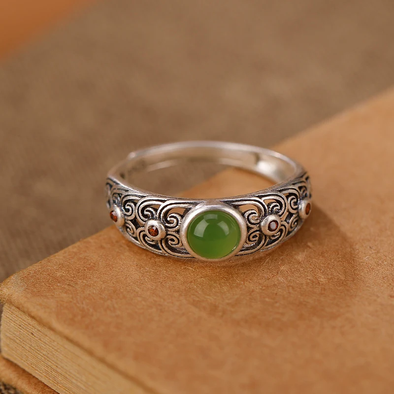 Anel Feminino de Prata Esterlina Estilo Clássico Um anel clássico em prata de lei, ideal para uso diário e ocasiões especiais. Elegância e beleza. — foto 3