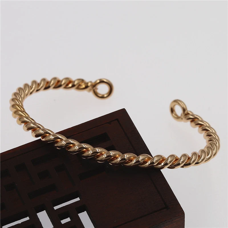 Pulseira retrô torcida de moda feminina um acessório estiloso e vintage para mulheres. Adicione um toque charmoso ao seu visual com esta pulseira única. — foto 4