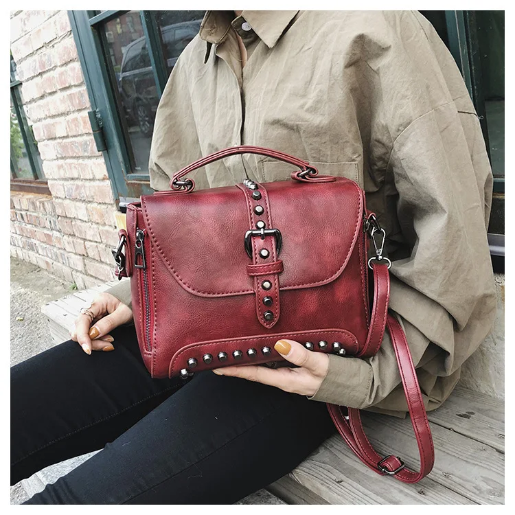 Title 21, Bolsa de mão vintage com rebites, um acessório ...