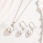 Conjunto simples de colar e brincos de pérolas para mulheres, ideal para adicionar um toque de elegância sutil e atemporal ao seu visual. — foto 2