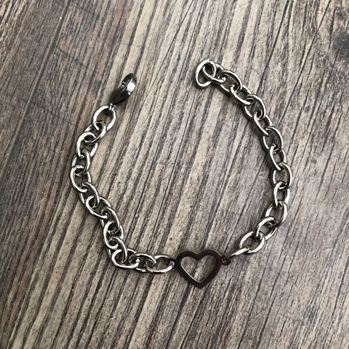 Pulseira de 2 peças em forma de coração europeu e americano com arame farpado. Um acessório único e ousado para casais. — foto 9