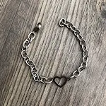 Pulseira de 2 peças em forma de coração europeu e americano com arame farpado. Um acessório único e ousado para casais. — foto 9