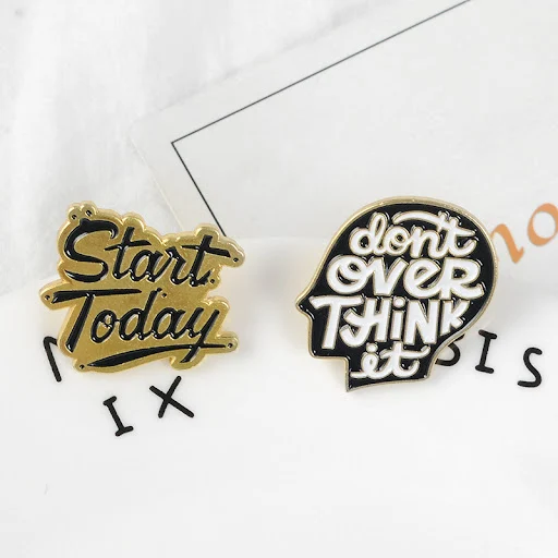 Title 2, Broche de joia com letras personalizadas. Adici...