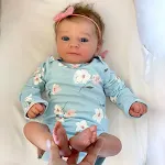 Boneca Bebê de Simulação de 17 polegadas com Roupa Floral, estimula a imaginação e o cuidado, perfeita para brincar e amar. — foto 1