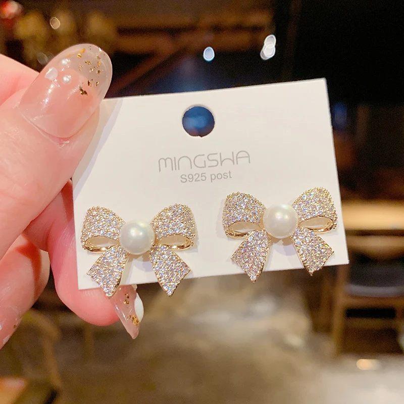 Brincos de botão femininos requintados com laço micro-cravejado. Adicione um toque de charme e elegância ao seu visual diário. — foto 4