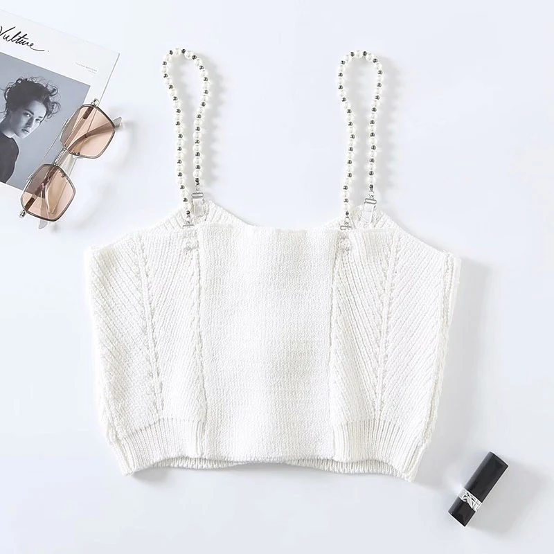 Suspensórios curtos de malha combinam com blusa fina com alça de pérola — foto 2