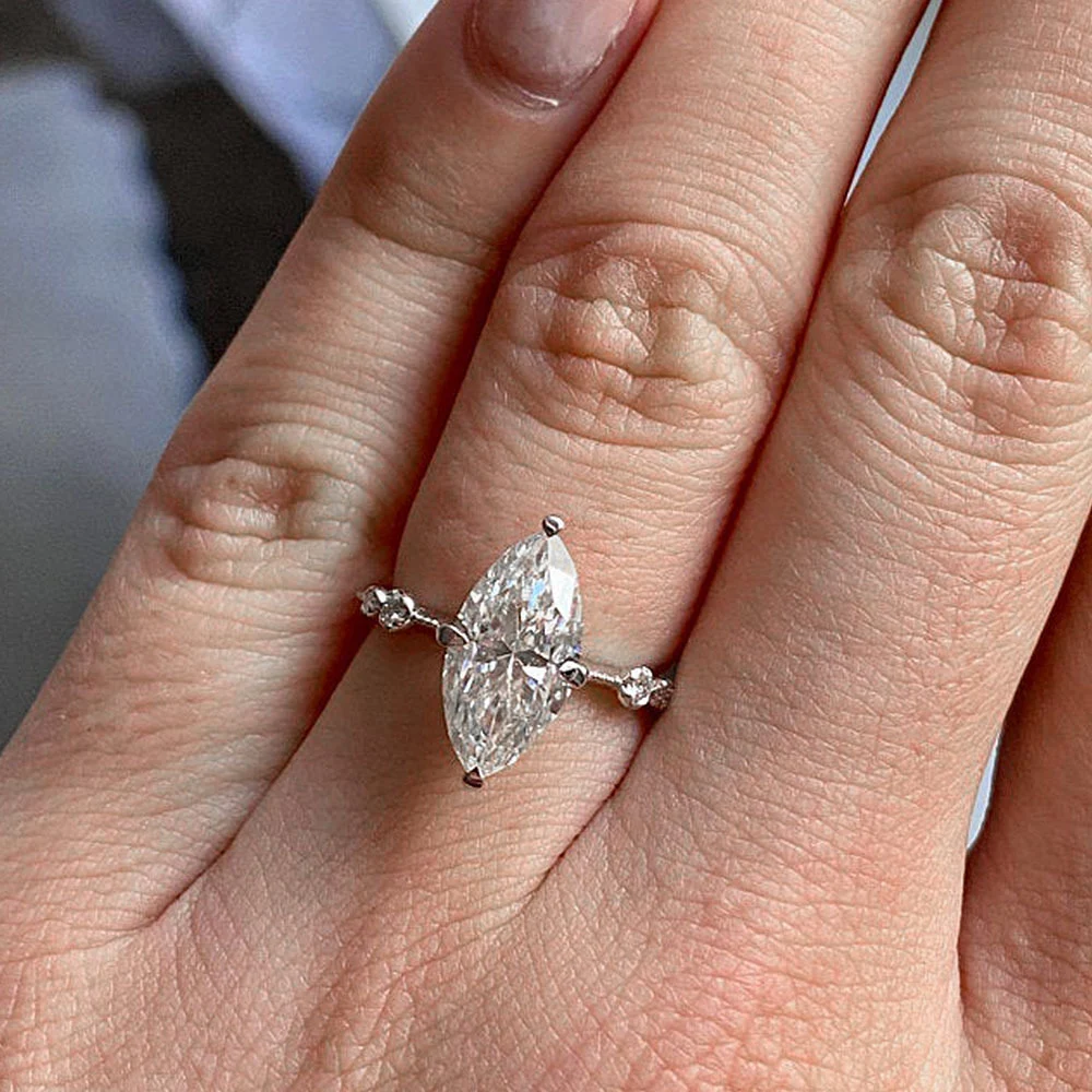 Anel feminino clássico com zircônia olho de cavalo, cravação manual com quatro garras. Joia elegante para mulheres. — foto 5