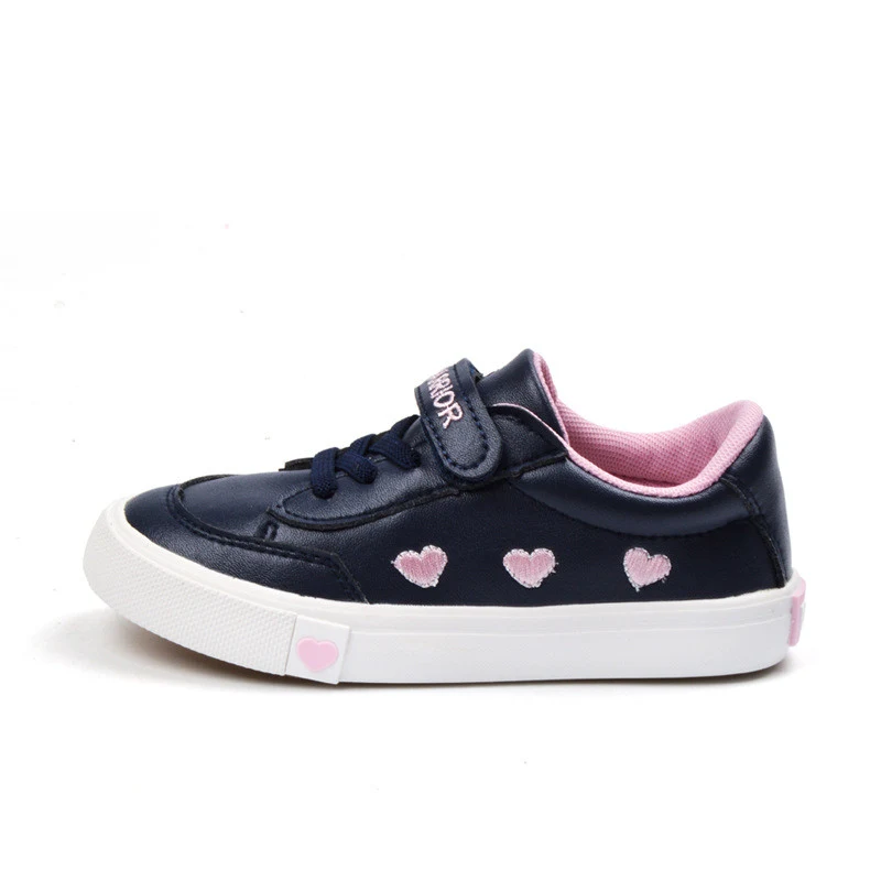 Sapatos infantis de lona genuínos para meninos e meninas. Sapatos de bebê versáteis e novos para crianças maiores. Sapatos infantis de couro brancos. — foto 2