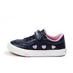 Sapatos infantis de lona genuínos para meninos e meninas. Sapatos de bebê versáteis e novos para crianças maiores. Sapatos infantis de couro brancos. — foto 2