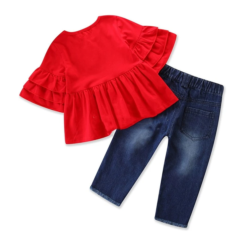 Conjunto infantil com top de manga trompete moderno e jeans bordado, perfeito para um visual estiloso e confortável, ideal para meninas. — foto 10