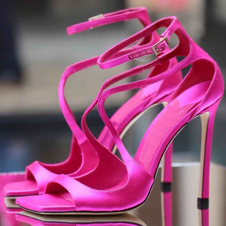 Vierkante peep toe stiletto hakken met gekruiste bandjes. Verhoog je stijl met deze elegante schoenen die comfort en klasse combineren. — foto 9