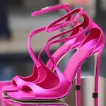 Vierkante peep toe stiletto hakken met gekruiste bandjes. Verhoog je stijl met deze elegante schoenen die comfort en klasse combineren. — foto 9