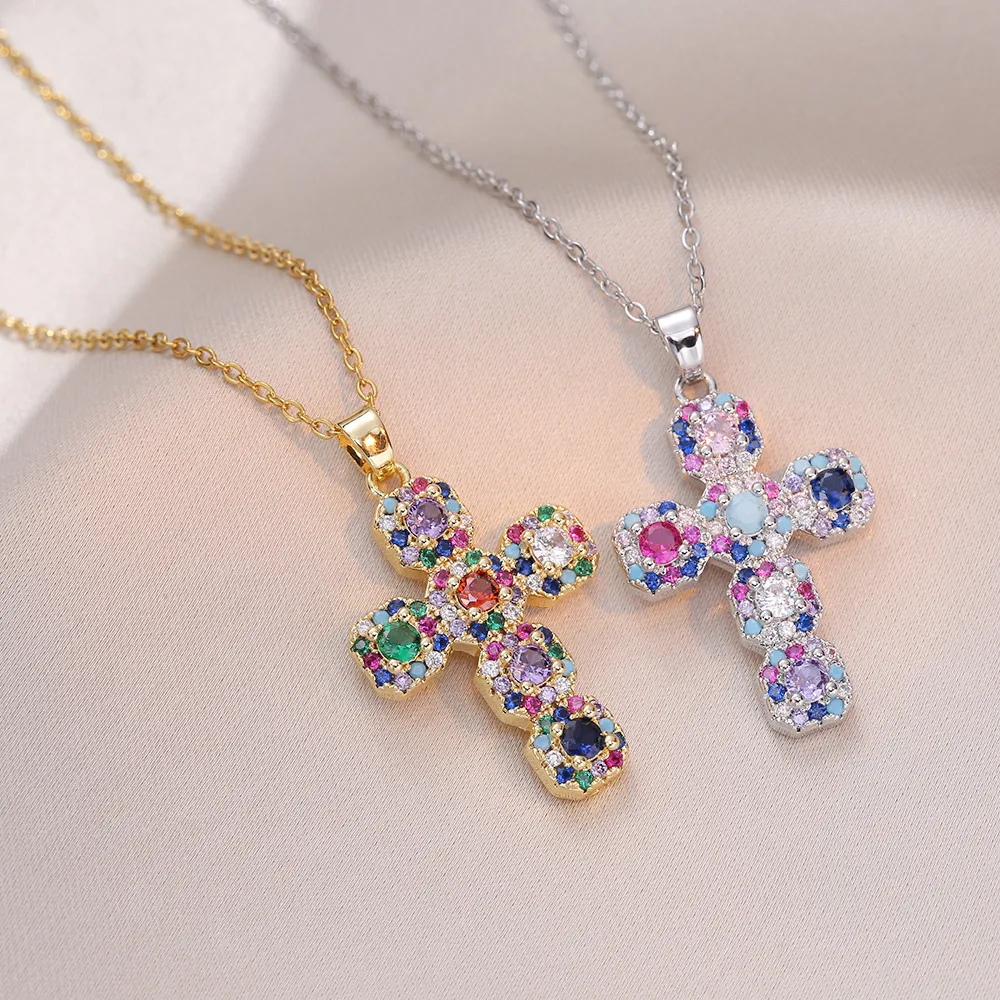 Colar com pingente de cruz de diamante total com zircônia colorida, perfeito para adicionar brilho e elegância ao seu visual. — foto 1